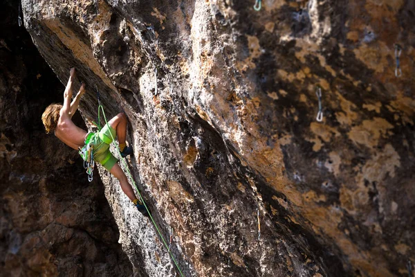 Jovem Atleta Sobe Uma Rocha Alpinista Treina Terreno Natural Homem — Fotografia de Stock