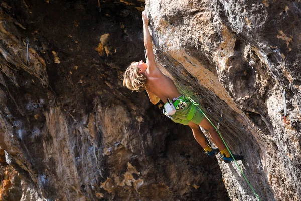 Joven Atleta Sube Una Roca Escalador Entrena Terreno Natural Hombre —  Fotos de Stock