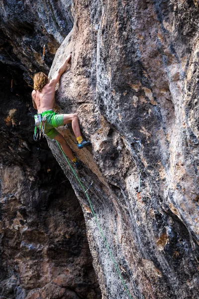 Jovem Atleta Sobe Uma Rocha Alpinista Treina Terreno Natural Homem — Fotografia de Stock