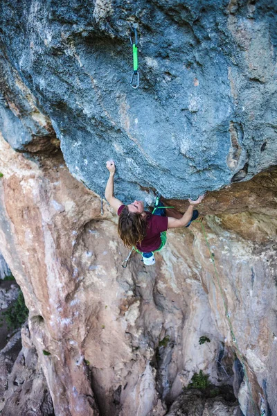 Ένας Νεαρός Αθλητής Σκαρφαλώνει Βράχο Ένας Ορειβάτης Εκπαιδεύεται Φυσικό Έδαφος — Φωτογραφία Αρχείου
