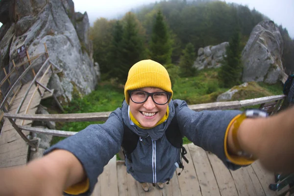 Una Mujer Hace Selfie Fondo Las Montañas Viaje Los Lugares — Foto de Stock