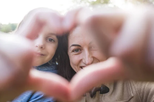 Barn Med Mor Vikta Fingrar Form Ett Hjärta Pojke Kyssar — Stockfoto