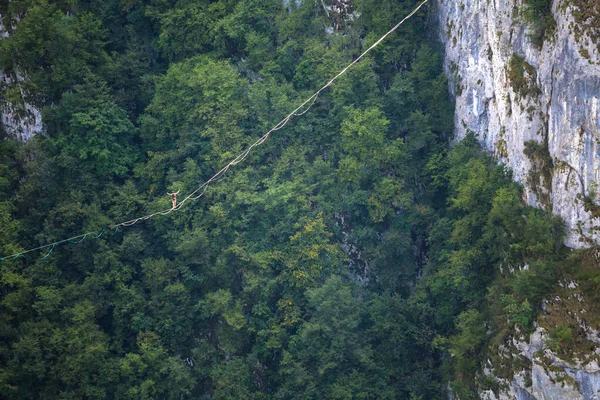 Dağlarda Yüksek Bir Yer Bir Adam Askı Takıyor Highline Çizgide — Stok fotoğraf