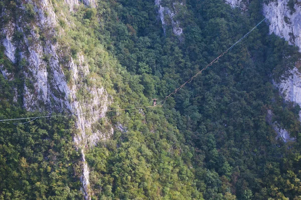 Man Går Längs Sträckt Lyftsele Highline Bergen Människan Fångar Balans — Stockfoto
