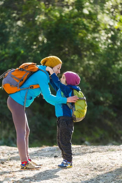Egy Fiú Hátizsákkal Sétál Erdőben Anyjával Gyerek Megöleli Anyját Gyerekkel — Stock Fotó