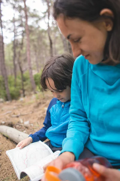 Copil Mama Lui Explorează Pădurea Băiat Caută Locație Hartă Femeie — Fotografie, imagine de stoc