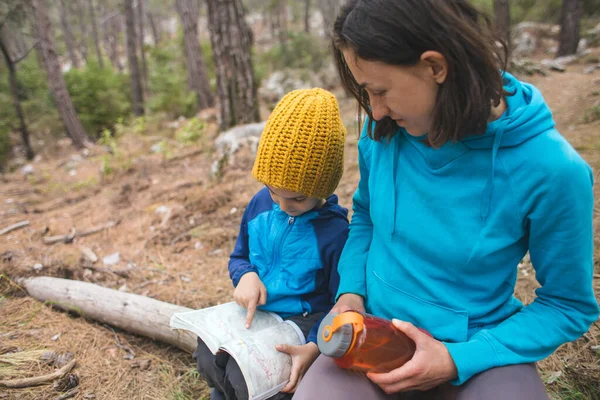 Dziecko Jego Matka Badają Las Chłopiec Szuka Miejsca Mapie Kobieta — Zdjęcie stockowe