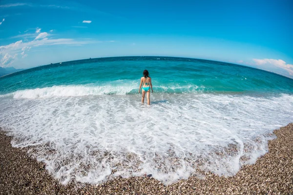 Ein Mädchen Badeanzug Geht Strand Entlang Und Blickt Auf Das — Stockfoto