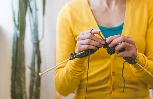 Les Mains Féminines Gros Plan Jeune Femme Tricote Aiguilles Fils — Photo