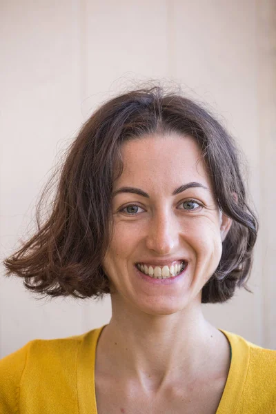 Portrait Une Femme Aux Cheveux Foncés Fille Souriante — Photo