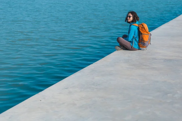 Woman Backpack Sits River Bank Girl Looks Water Walk City — Stock Photo, Image