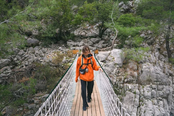 Ένα Κορίτσι Σακίδιο Περπατά Κρεμαστή Γέφυρα Αξιοθέατα Της Τουρκίας Ταξιδεύει — Φωτογραφία Αρχείου