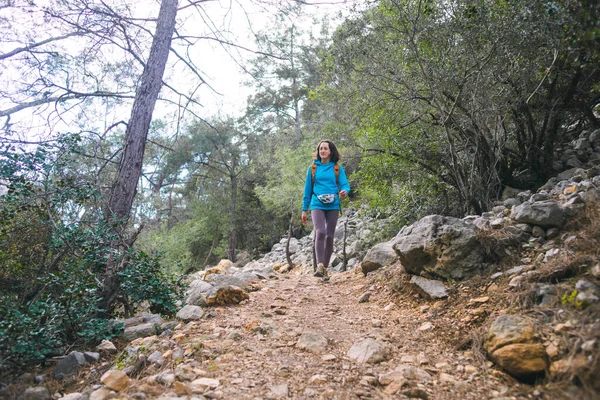 Dziewczyna Plecakiem Spaceruje Leśnym Szlakiem Zwiedza Turcję Podróżuje Malowniczymi Miejscami — Zdjęcie stockowe