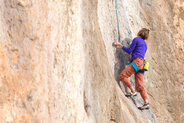 Deporte Escalada Naturaleza Chica Sube Acantilado Con Seguro Descanso Activo — Foto de Stock