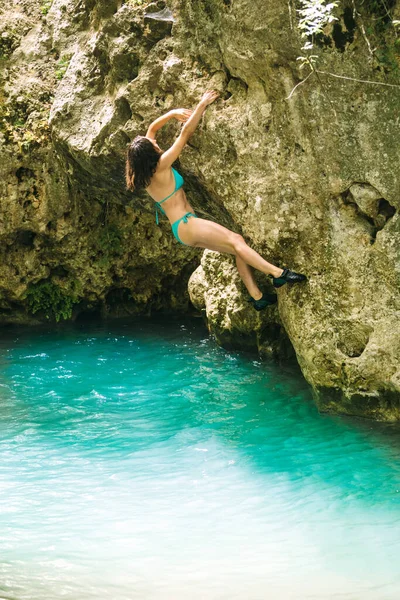 Жінка Купальнику Піднімається Скелю Над Водою Піднімаючись Над Гірською Річкою — стокове фото