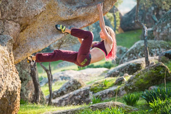 Hermosa Chica Deportiva Escalador Roca Sube Piedra Sobresaliente Bouldering Naturaleza —  Fotos de Stock