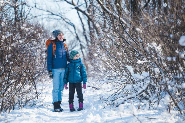 Femme Avec Enfant Lors Une Randonnée Hivernale Montagne Garçon Voyage — Photo
