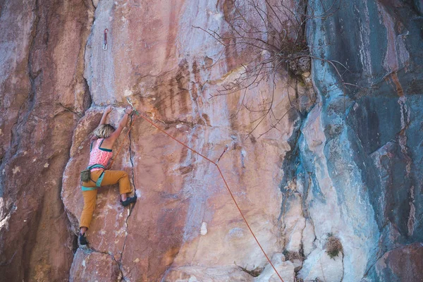 Une Forte Grimpeuse Monte Rocher Une Femme Entraîne Force Endurance — Photo