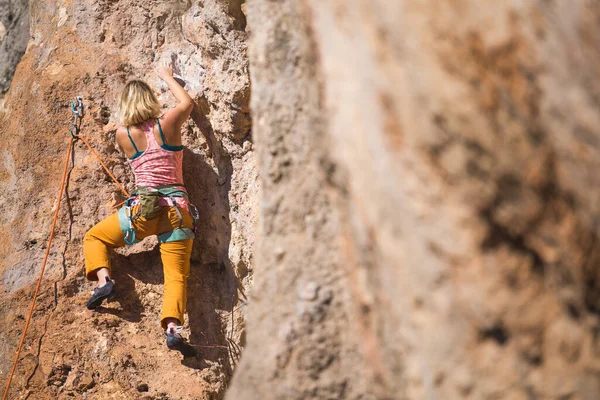 Una Chica Trepa Una Roca Atleta Entrena Naturaleza Mujer Supera — Foto de Stock