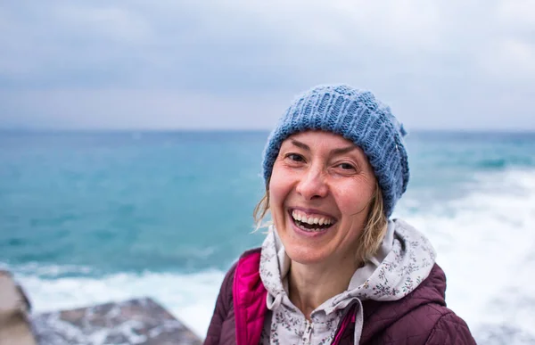 Una Bionda Allegra Gioiosa Cappello Maglia Ride Piedi Sulla Riva — Foto Stock