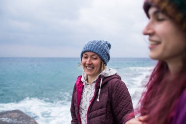 Mutlu arkadaşlar birbirine tutunur. Kızlarla sahilde yürü ve eğlen. Eşitlik hukuku, homoseksüel yaşam tarzı, lgbt ve ilişki kavramı