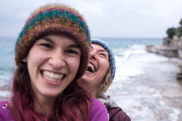 Счастливые Друзья Держатся Друг Друга Прогуляться Девушками Пляже Повеселиться Равенство — стоковое фото