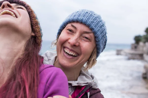 Ευτυχισμένοι Φίλοι Κρατιούνται Μεταξύ Τους Περπατήστε Κορίτσια Στην Παραλία Και — Φωτογραφία Αρχείου
