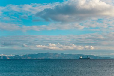 Güzel bulutlar ve deniz kenarındaki dağlar. Deniz manzarası. Türkiye kıyıları ve Datca kenti.