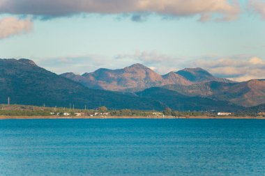Güzel bulutlar ve deniz kenarındaki dağlar. Deniz manzarası. Türkiye kıyıları ve Datca kenti.