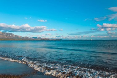 Güzel bulutlar ve deniz kenarındaki dağlar. Deniz manzarası. Türkiye kıyıları ve Datca kenti.