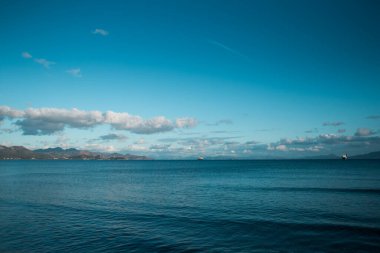 Güzel bulutlar ve deniz kenarındaki dağlar. Deniz manzarası. Türkiye kıyıları ve Datca kenti.