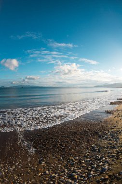 Güzel bulutlar ve deniz kenarındaki dağlar. Deniz manzarası. Türkiye kıyıları ve Datca kenti.