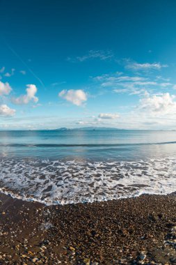 Güzel bulutlar ve deniz kenarındaki dağlar. Deniz manzarası. Türkiye kıyıları ve Datca kenti.