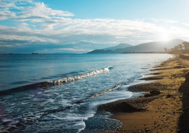 Güzel bulutlar ve deniz kenarındaki dağlar. Deniz manzarası. Türkiye kıyıları ve Datca kenti.