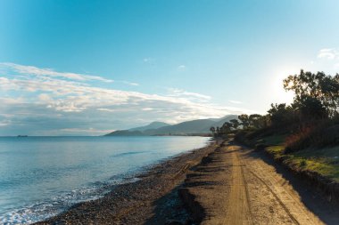 Güzel bulutlar ve deniz kenarındaki dağlar. Deniz manzarası. Türkiye kıyıları ve Datca şehri. Deniz kenarındaki yol..