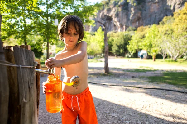 Enfant Verse Eau Robinet Dans Une Bouteille Rechargeable Garçon Étouffe — Photo