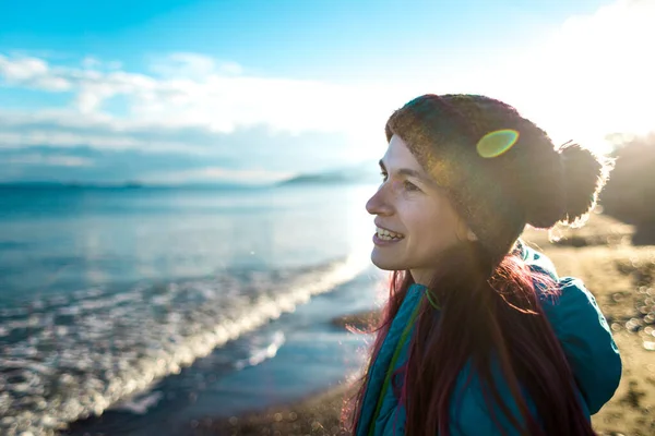 Portrait Une Jeune Fille Souriante Avec Chapeau Tricoté Tout Marchant — Photo