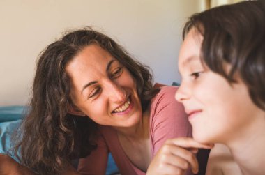 Annesiyle yatan bir çocuk, oğluyla evde vakit geçiren bir kadın, bir çocukla tembel bir hafta sonu, annesiyle bebek portresi....