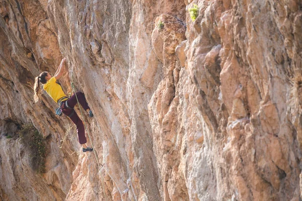 少女は岩に登る 選手は自然に訓練する 女性は困難な登山ルートを克服します 強力な登山家 趣味は トルコのロッククライミング — ストック写真
