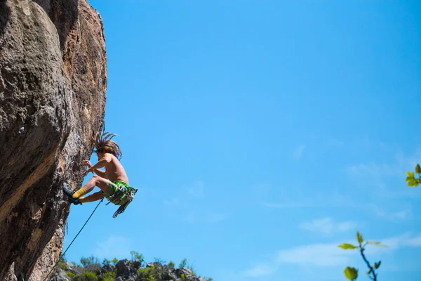 Athletic Man Falling Overhanging Rock Using Safety System Young Athlete — Stock Photo, Image