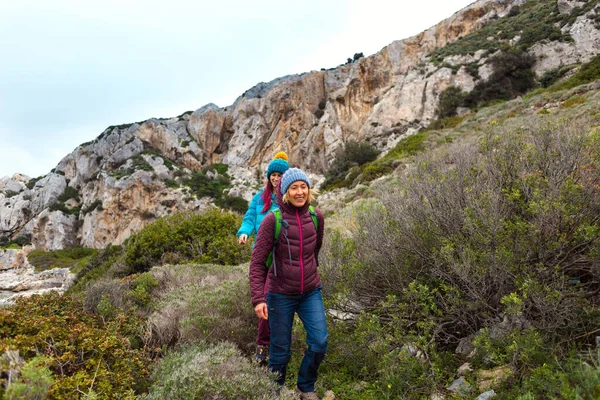 Wandern Den Bergen Der Kalten Jahreszeit Zwei Mädchen Gehen Den — Stockfoto