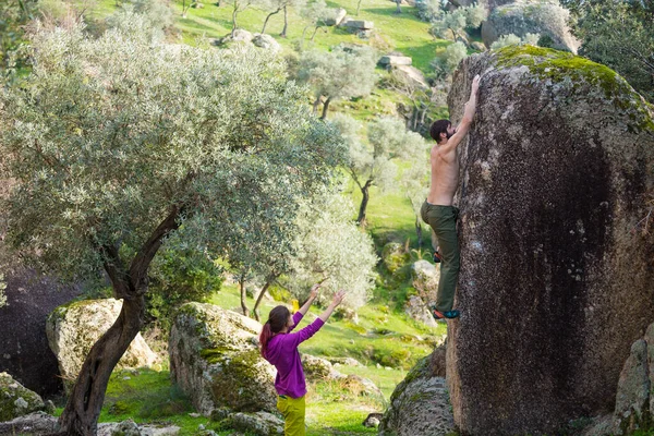 Escalada Deportiva Atleta Sube Una Pista Difícil Una Roca Escalador — Foto de Stock