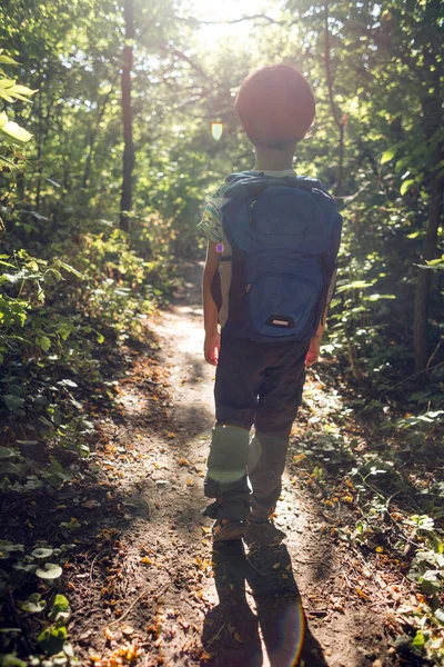 Ein Junge Mit Rucksack Spaziert Durch Den Wald Ein Kind — Stockfoto