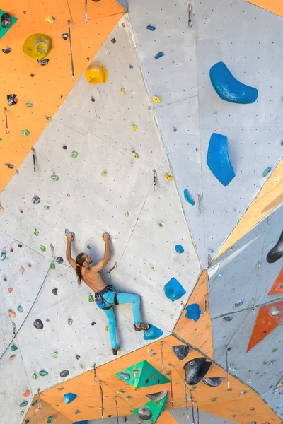 Homem Sobe Uma Parede Escalada Alpinista Está Treinando Terreno Artificial — Fotografia de Stock