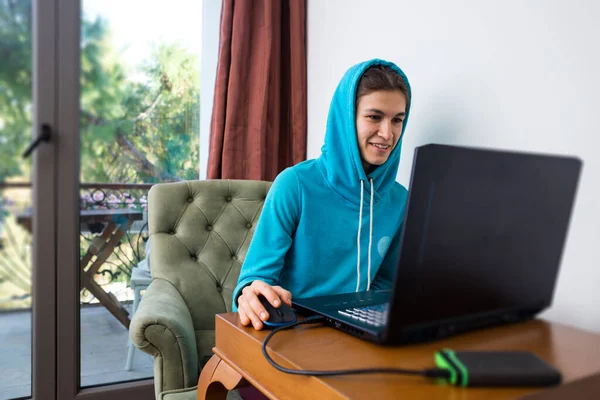 Egy Fiatal Lány Egy Karosszékben Távolról Dolgozik Ügyfelekkel Internetet Számítógépet — Stock Fotó