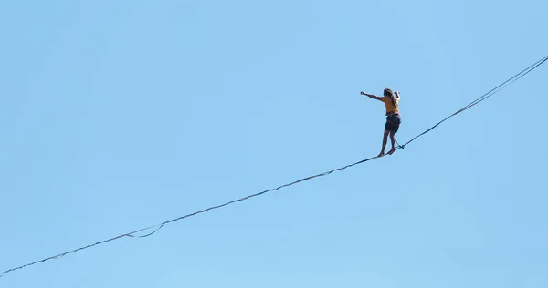 Hombre Camina Largo Línea Alta Contra Cielo Azul Highliner Una — Foto de Stock