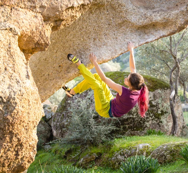 Hermosa Chica Deportiva Escalador Roca Sube Piedra Sobresaliente Bouldering Naturaleza —  Fotos de Stock