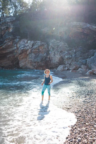 Χαρούμενη Ξέγνοιαστη Γυναίκα Που Περπατάει Στην Παραλία Ηλιόλουστη Μέρα Δίπλα — Φωτογραφία Αρχείου