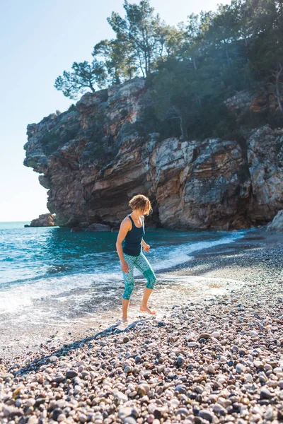 Glückliche Unbeschwerte Frau Die Strand Entlang Geht Sonniger Tag Meer — Stockfoto