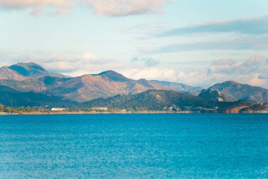 Güzel bulutlar ve deniz kenarındaki dağlar. Deniz manzarası. Türkiye kıyıları ve Datca kenti.